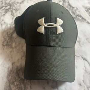 Under Armour Blitzing M/L flexfit hat. Worn handfull of times. Practicall new.